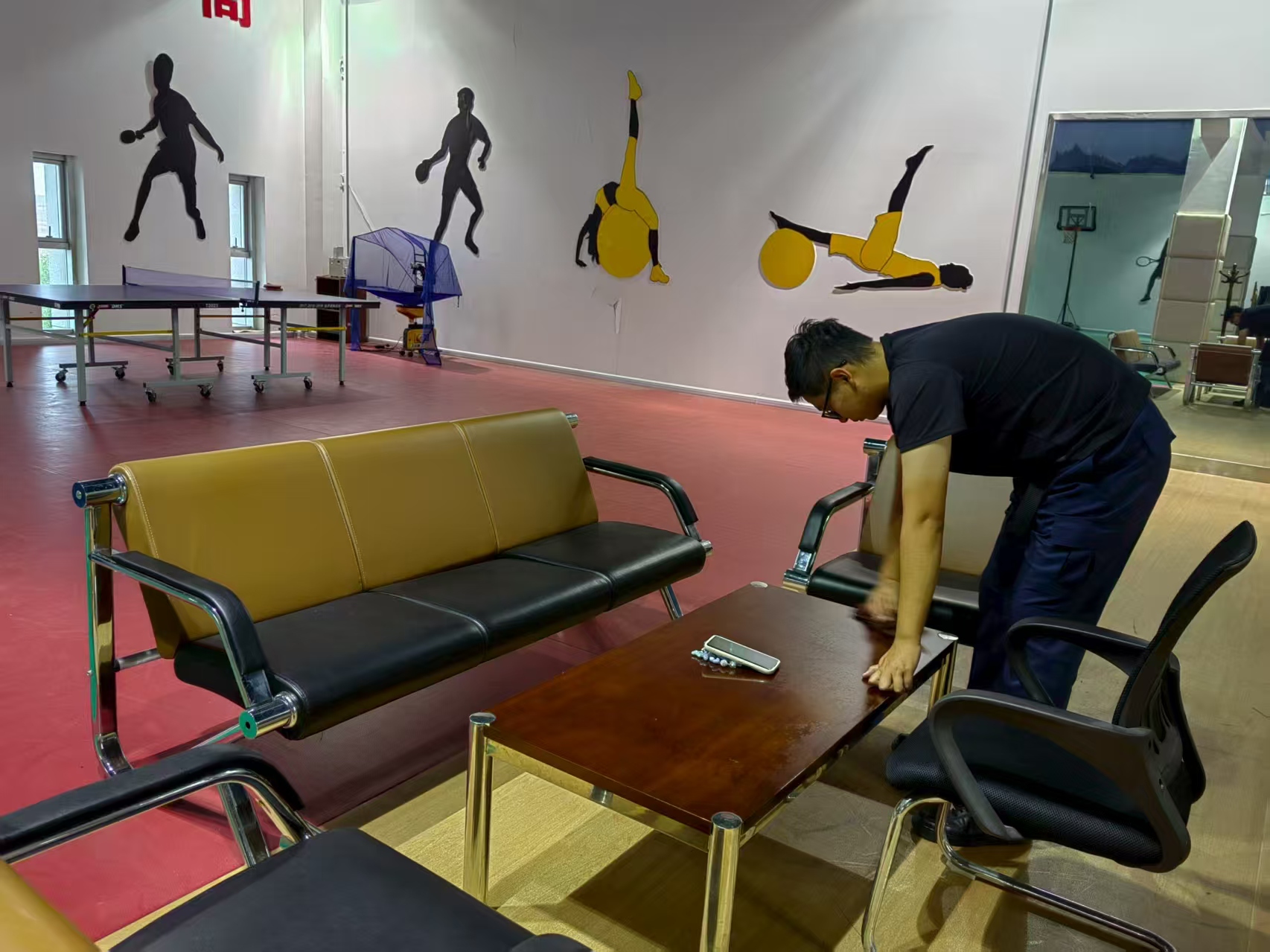 “呵护健康空间”富蕴可可托海机场组织开展职工健身房卫生清洁工作