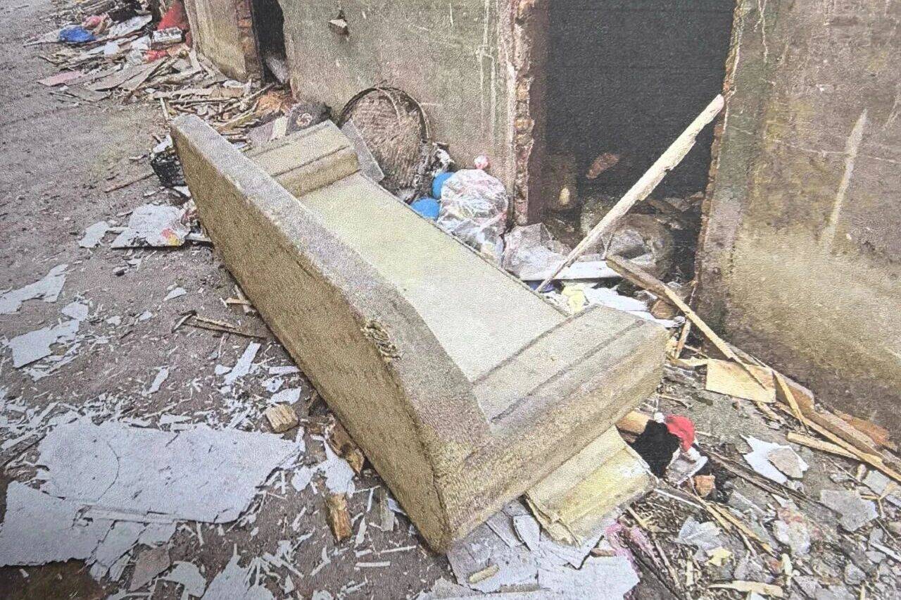 男子3楼清理垃圾抛掷旧沙发砸中他人致伤者重度排尿功能障碍重伤已被逮捕